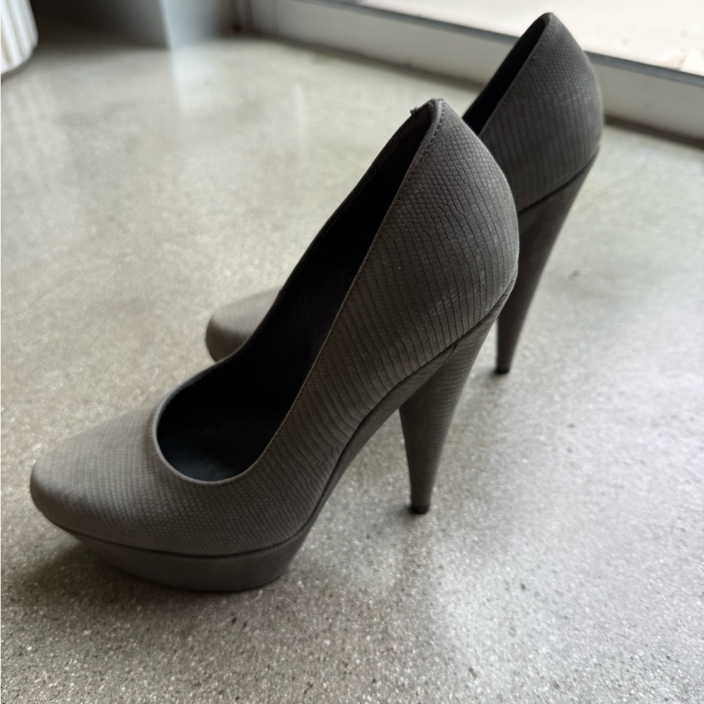 YSL Yves Saint Laurent gray lizard skin pumps